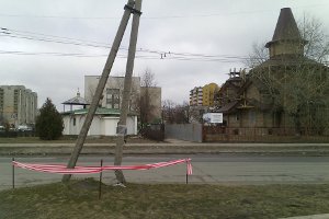 В Сумах демонтирован аварийный столб на просп. Лушпы