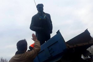 За один день на Сумщине были демонтированы 2 «советских» памятника (видео)
