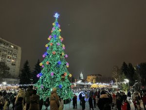 В Сумах на Театральной площади официально открылась главная елка города