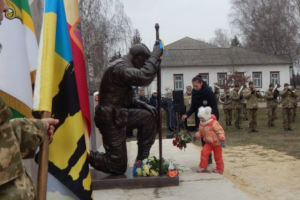 В Тростянце открыли памятник Защитникам Украины
