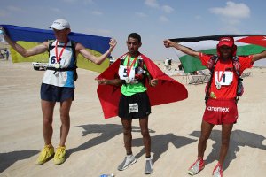 Бегун с Сумщины финишировал вторым на международном марафоне через пустыню (видео)