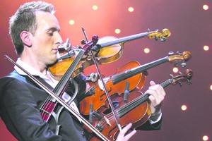 Украинец установил рекорд, сыграв одновременно на четырех скрипках