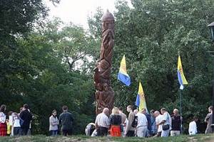 Шестиметровый идол Перуна в Киеве не простоял и дня