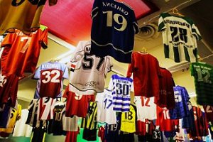 В Киеве открылась выставка футболок лучших футболистов планеты