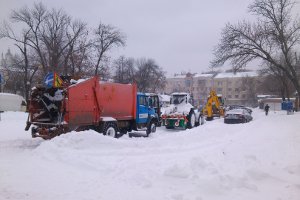 Азаров заявил, что после прошедшей зимы новые дороги строить не будут