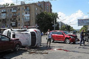 В Харькове перевернулась машина с беременной женщиной