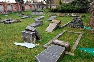 Вандалы разгромили еврейское кладбище
