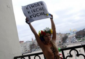 FEMEN разделись на колокольне Святой Софии Киевской