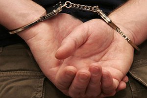 Суд арестовал милиционера и таксиста, задержанных за изнасилование на Николаевщине