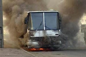 На Запорожье на ходу загорелся рейсовый автобус и сгорел полностью