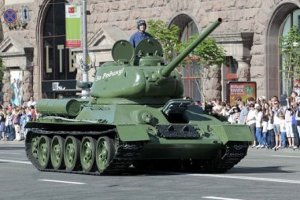 В Киеве Т-34 подбил немецкую иномарку