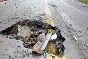 На Закарпатье из-за размыва образовалась огромная яма на дороге