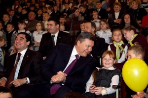 Янукович сходил в цирк с туркменским президентом 