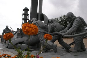 Азаров за 10 минут почтил память жертв Чернобыльской аварии