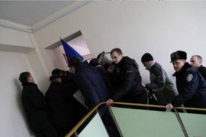 Нардепы помогли митингующим захватить сессию райсовета в Кременчуге