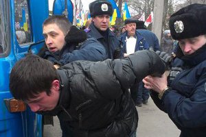 Метателей фекалий в сторонников Тимошенко наказали арестом