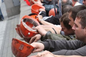 Шахтеры Первомайска начали шествие с требованием выплатить зарплату