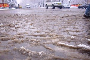 Во вторник Украину накроет холодный дождь со снегом, на дорогах сильная гололедица
