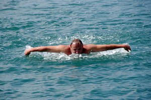 Украинец переплыл Севастопольскую бухту