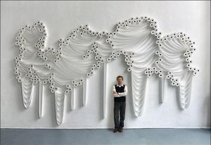 В Гамбурге показали шедевры мирового искусства из туалетной бумаги