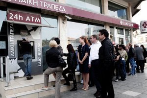 Центробанк Кипра взял под контроль все банковские операции