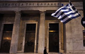 Жители Греции вывели с банковских счетов 33 миллиарда евро