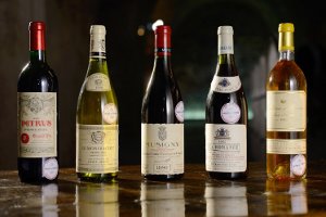 Канцелярия президента Франции распродает вино из Елисейского дворца