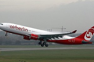 Самолет авиакомпании Air Berlin сел с отказавшим двигателем и лопнувшей шиной