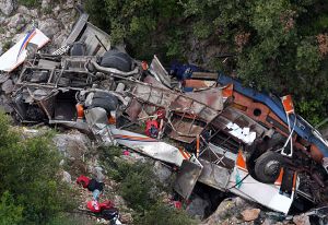 В Албании автобус сорвался со скалы