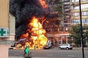 В центре Алма-Аты сгорел бензовоз,  12 машин и два подъезда жилого дома