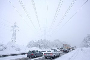В Австрии из-за снегопада столкнулись 100 машин