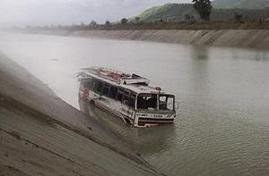 В Индии автобус с людьми слетел с моста в реку: 18 жертв
