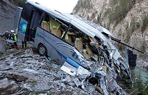 В Перу автобус с пассажирами сорвался с 200-метровой высоты