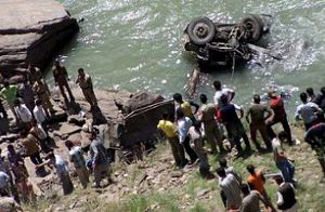 В Индии автобус с детьми упал в пруд