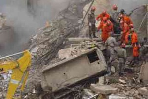 В результате обрушения здания в Бангладеш погибли 70 человек