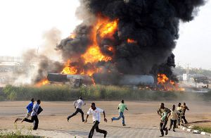 В Нигерии от вспыхнувшего бензовоза погибли около 100 человек