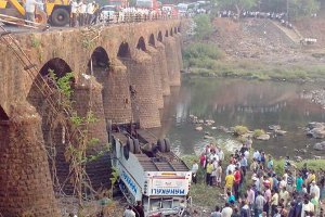 В Индии рухнул в реку туристический автобус: погибли 37 человек