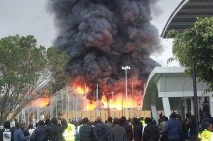 В столице Кении Найроби горит международный аэропорт