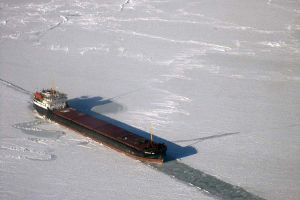 Во льдах Азовского моря застряли шесть кораблей