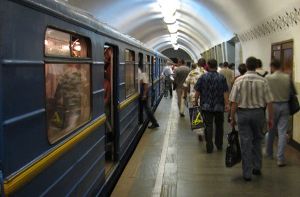 В Киеве в метро попал под поезд парень