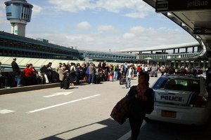 В Нью-Йорке эвакуировали аэропорт из-за подозрительного багажа