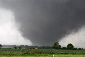 Торнадо вновь пронеслись над Оклахомой: пятеро погибших
