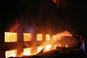 В Бангладеш загорелась швейная фабрика: более 120 жертв