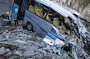 В Румынии упал с обрыва автобус с людьми