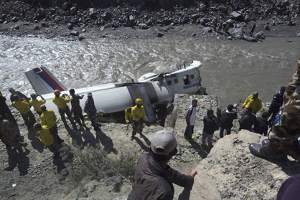 В Непале упал в реку самолет с туристами
