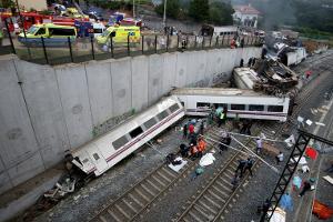 В результате крушения поезда в Испании погибли 77 человек