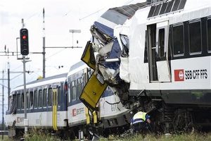 В крушении поездов в Швейцарии погиб машинист и еще 35 человек пострадали