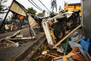 В Японии торнадо оставил полосу разрушений длиной 19 километров