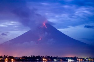 Пять человек погибли и 7 ранены при извержении вулкана Майон на Филиппинах 
