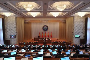 В парламенте Киргизии насчитали 58 вооруженных депутатов